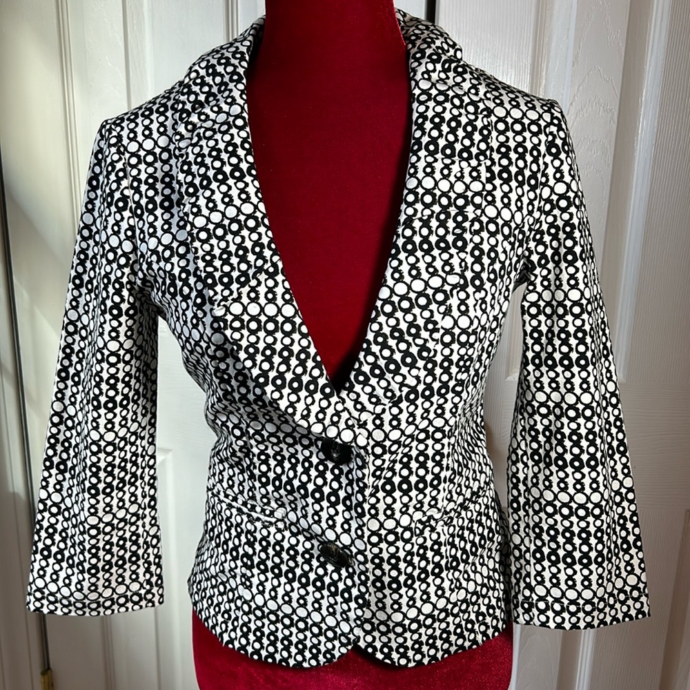CAbi Black/White Patterned Size 2 Ladies Front 2 Button Blazer